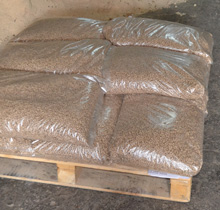 укладка фасованной гранулы в мешках на 15 кг на паллету